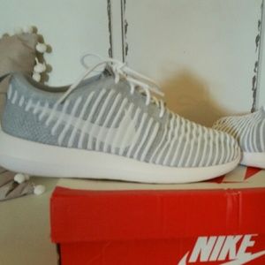 Women's Roshe nike shoe's
